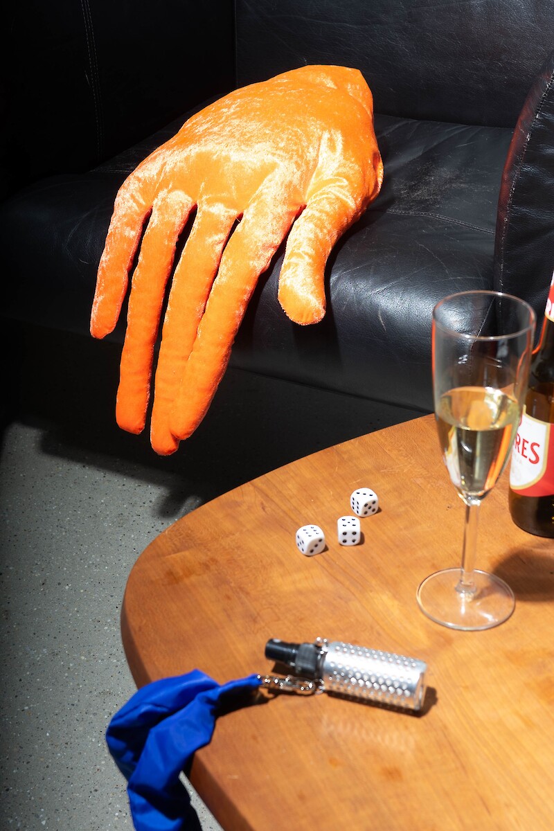 Handkissen | Typologie: Bold Amusement Das flauschige Handkissen ist ein Eyecatcher in jeder Wohnung und sorgt für den extra Unterhaltungsfaktur beim Trippen mit Freunden.