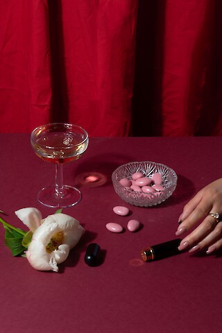 Der edle Inhaler passt perfekt in die Handtasche und macht den Abend zum Genuss.