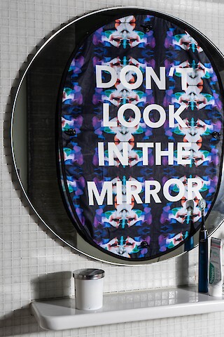 Die Spiegelabdeckung ist eine Vorsichtsmassnahme für den Psychedelikakonsum zuhause. Einfach aus der Verpackung nehmen, auffalten und mit den Noppen am Spiegel befestigen, um die furchteinflössenden Blicke in den Spiegel zu vermeiden.