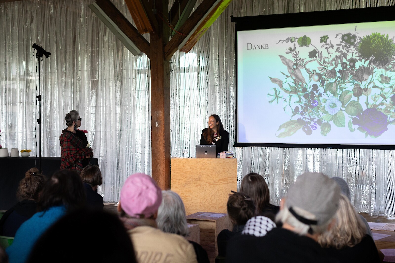 Isabela Gygax: Die Sprache der Blumen in der Mode – Schönheit, Kunsthandwerk und Kritik