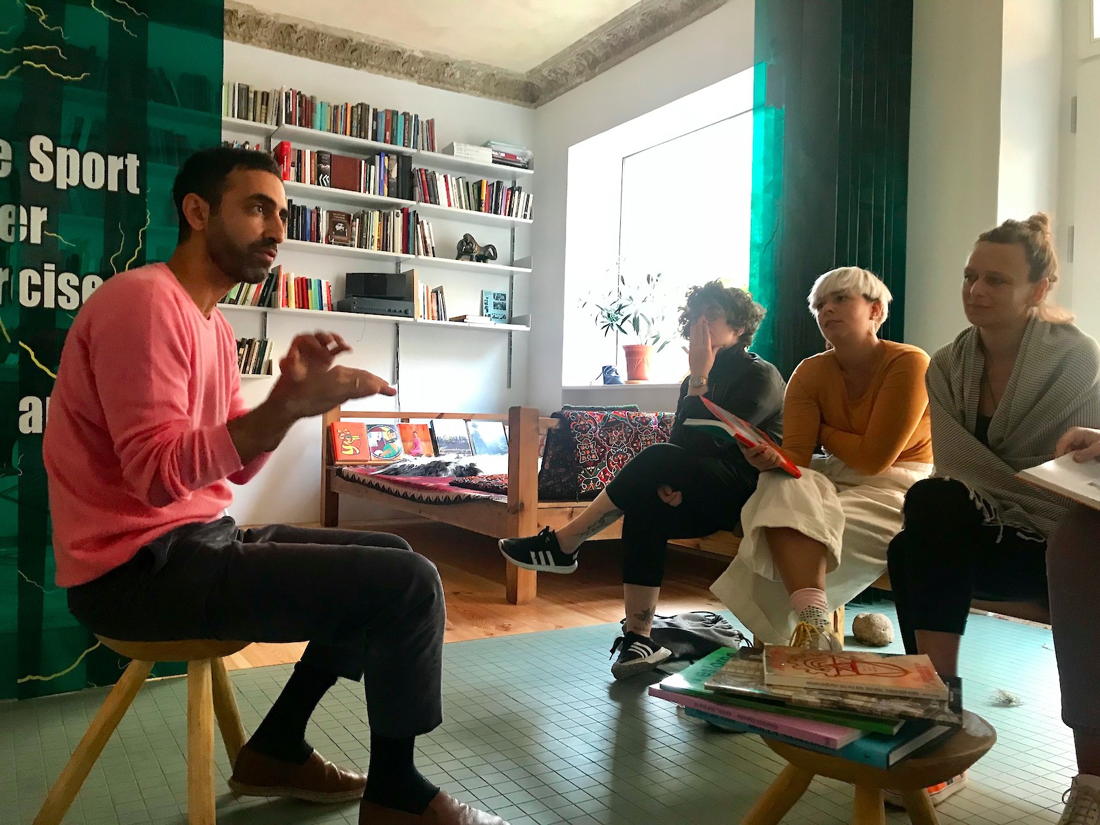 Auf eine Tasse Tee mit dem Künstlerkollektiv Slavs & Tatars in ihrem Studio