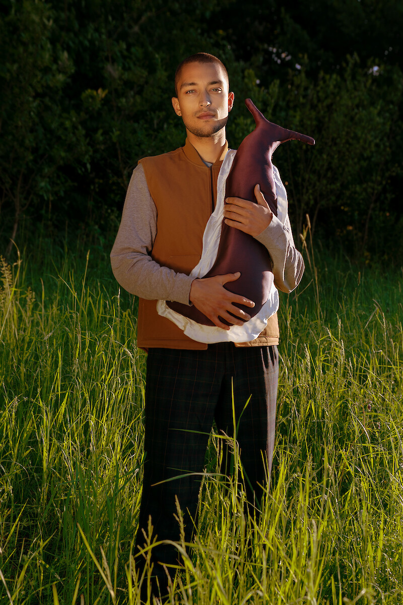 Daniel Schmid mit der Nacktschnecke, fotografiert von Mindaugas Matulis