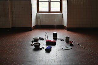 Teekochen mal anders. In einem partizipativen Experiment wird eine alltägliche Tätigkeit in einzelne Schritte zerlegt und neu gedacht.