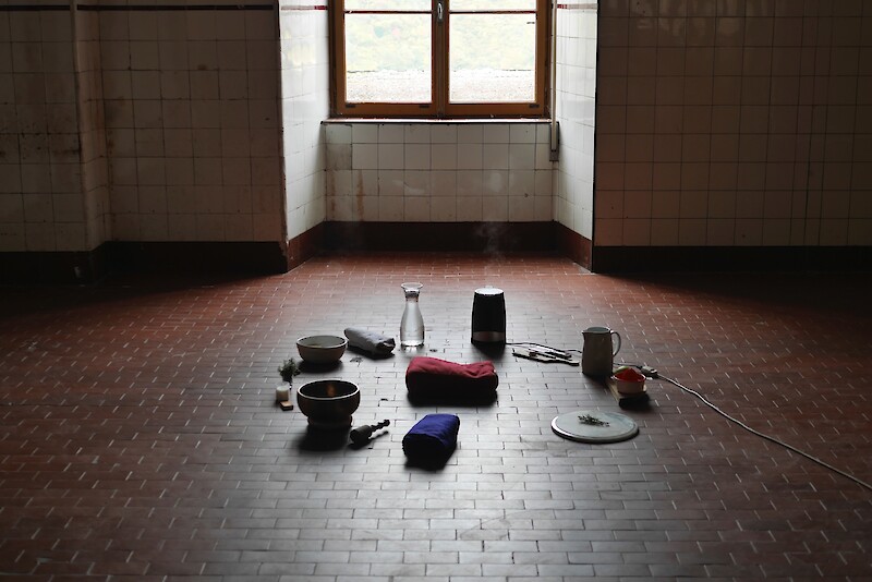 Teekochen mal anders. In einem partizipativen Experiment wird eine alltägliche Tätigkeit in einzelne Schritte zerlegt und neu gedacht.