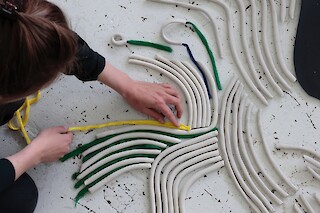 Boden auslegen: erste Materialversuche für ein Plateau des Tätig-Seins