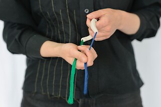 Produkt aus der Weile: Es schmeichelt durch Kombination aus wohlgeformtem Ton und weichen Seidensträngen und lädt ein, zu verweilen.