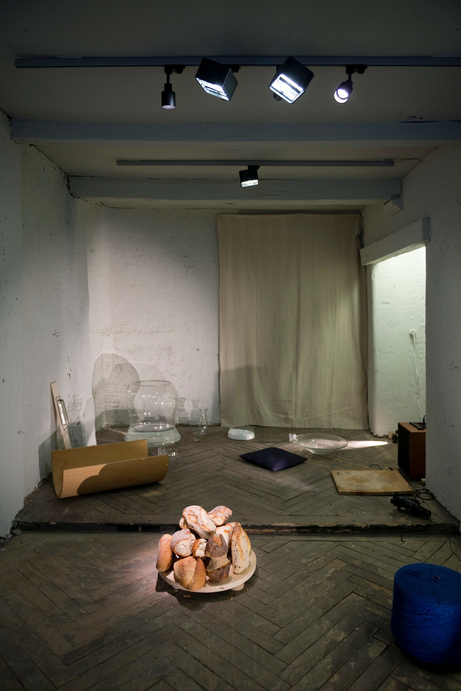 Hier wurde über drei Tage die Ineffizienz und Unproduktivität erprobt. Es wurde Brot geraffelt, Fäden gespannt und neues Material hergestellt.