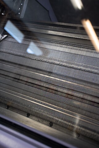 Einblick in die computergesteuerte Strickmaschine.