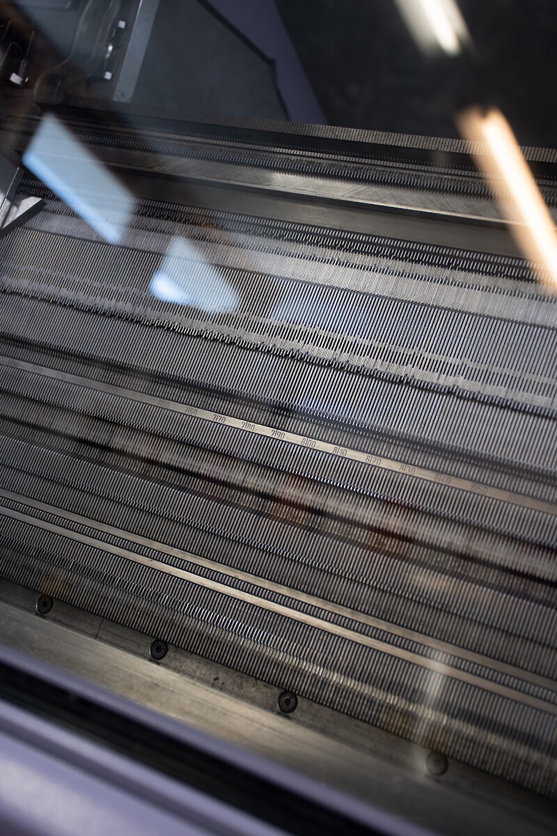 Einblick in die computergesteuerte Strickmaschine.