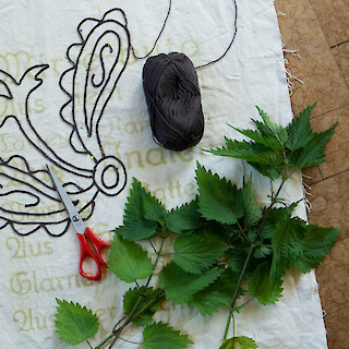 Die Taschen von Adieu Réduit sind mit lokalen Rohstoffen gefärbt. Um die Farbe haltbar zu machen, muss das Textil mit Aluminiumkaliumsulfat vorbehandelt werden. So vereinen die Produkte Lokales mit Globalem und Tradition mit Moderne.