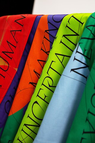 Detailaufnahme der Flaggen für die aktivistische Kampagne "Apocalyptic Optimists“.