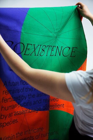 Die Flaggen der aktivistischen Kampagne "Apocalyptic Optimists" tragen Aussagen, die dazu anregen, den Status Quo zu hinterfragen und somit zum Handeln auffordern.