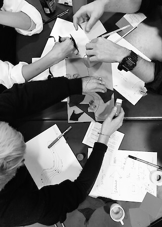 Durch verschiedene Aufgaben wie die Entwicklung spekulativer Szenarien und Narrative, die Gestaltung spekulativer Objekte und die Erstellung eines „more than human“-Glossars wurden die Teilnehmer:innen angeregt, die Zukunft aus einer Multispezies-Perspektive zu erkunden.