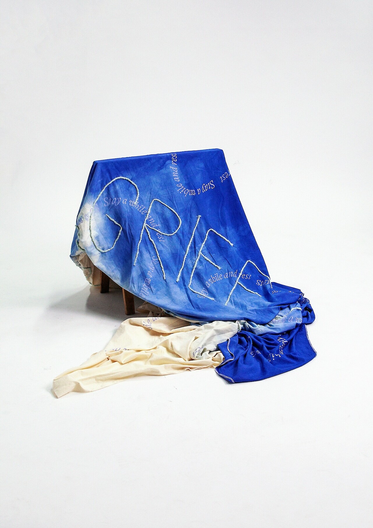 Aus dem Trauerstil Komfortsphäre abgeleitet - eine Decke zum Errichten eines Trauer Safe Space