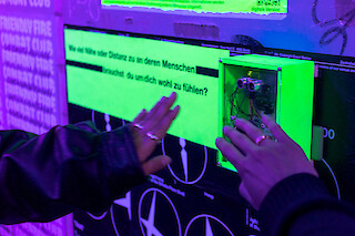 Akustische Rückmeldungen in unterschiedlichen Frequenzen erklingen, abhängig von der Distanz der Besucher:innen zur Box. Fotografiert von Max Dätwiler