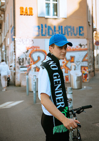 Der Fanschal als Hauptelement der Kollektion „Football has no gender". Model: Flavia T., Foto: Laura Rivas Kaufmann