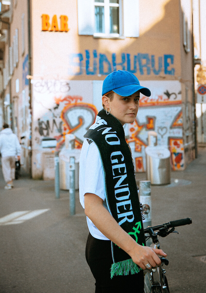 Der Fanschal als Hauptelement der Kollektion „Football has no gender". Model: Flavia T., Foto: Laura Rivas Kaufmann