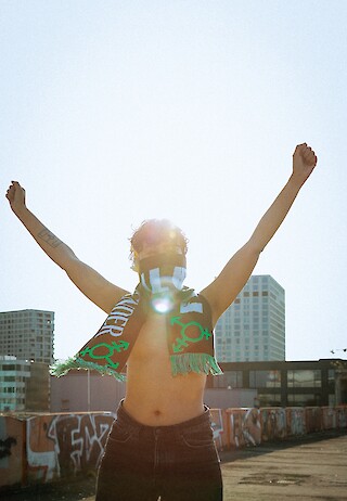 Die Designerin der Kollektion mit Fanschal und Frauenfussball-Tattoo. Model: Laura Rivas Kaufmann, Foto: Christoph B.