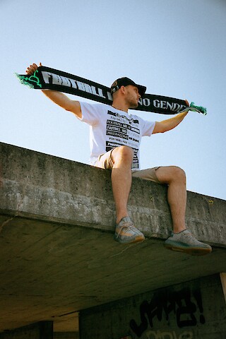 Der Fanschal und ein T-Shirt der Kollektion. Model: Christoph B., Foto: Laura Rivas Kaufmann