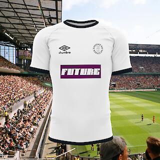 Gestaltungsentwurf eines Fussballtrikots als weiteres Element der Kollektion. Das Hintergrundbild zeigt das Kölner RheinEnergieSTADION während des Pokalfinales 2023 der Bundesliga der Frauen, das für die Recherche aufgenommen wurde.