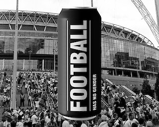 Gestaltungsentwurf einer Bierdose als weiteres Element der Kollektion, in Anlehnung an das Bier der Winterthurer Brauerei Chopfab Boxer. Das Hintergrundbild zeigt das Londoner Wembley Stadion vor dem EM Finale 2022 der Frauen, das für die Recherche aufgenommen wurde.