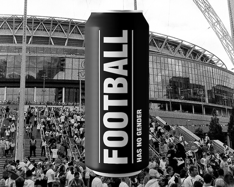 Gestaltungsentwurf einer Bierdose als weiteres Element der Kollektion, in Anlehnung an das Bier der Winterthurer Brauerei Chopfab Boxer. Das Hintergrundbild zeigt das Londoner Wembley Stadion vor dem EM Finale 2022 der Frauen, das für die Recherche aufgenommen wurde.