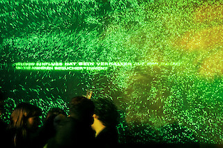 Die interaktive Projektion visualisiert den sonst unsichtbaren Raum und den Einfluss der Besucher:innen darauf, Fotografiert von Max Dätwiler