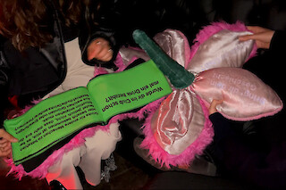 Textile Intervention und Informationsvermittlung zum Thema Geschlecht. Fotografiert von Nora Waldispühl